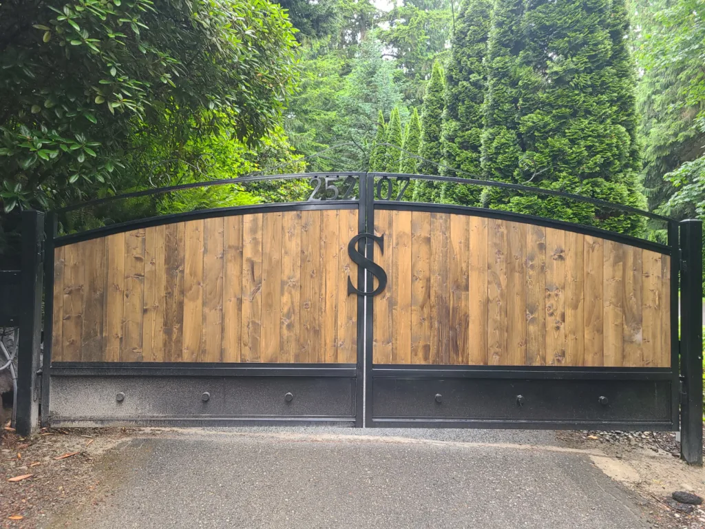 Wooden Electric gate with crest